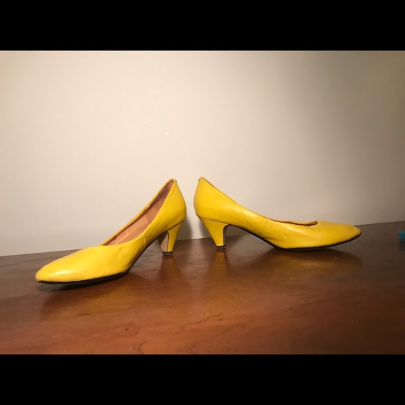 Cute yellow heels - Picture 3 of 5